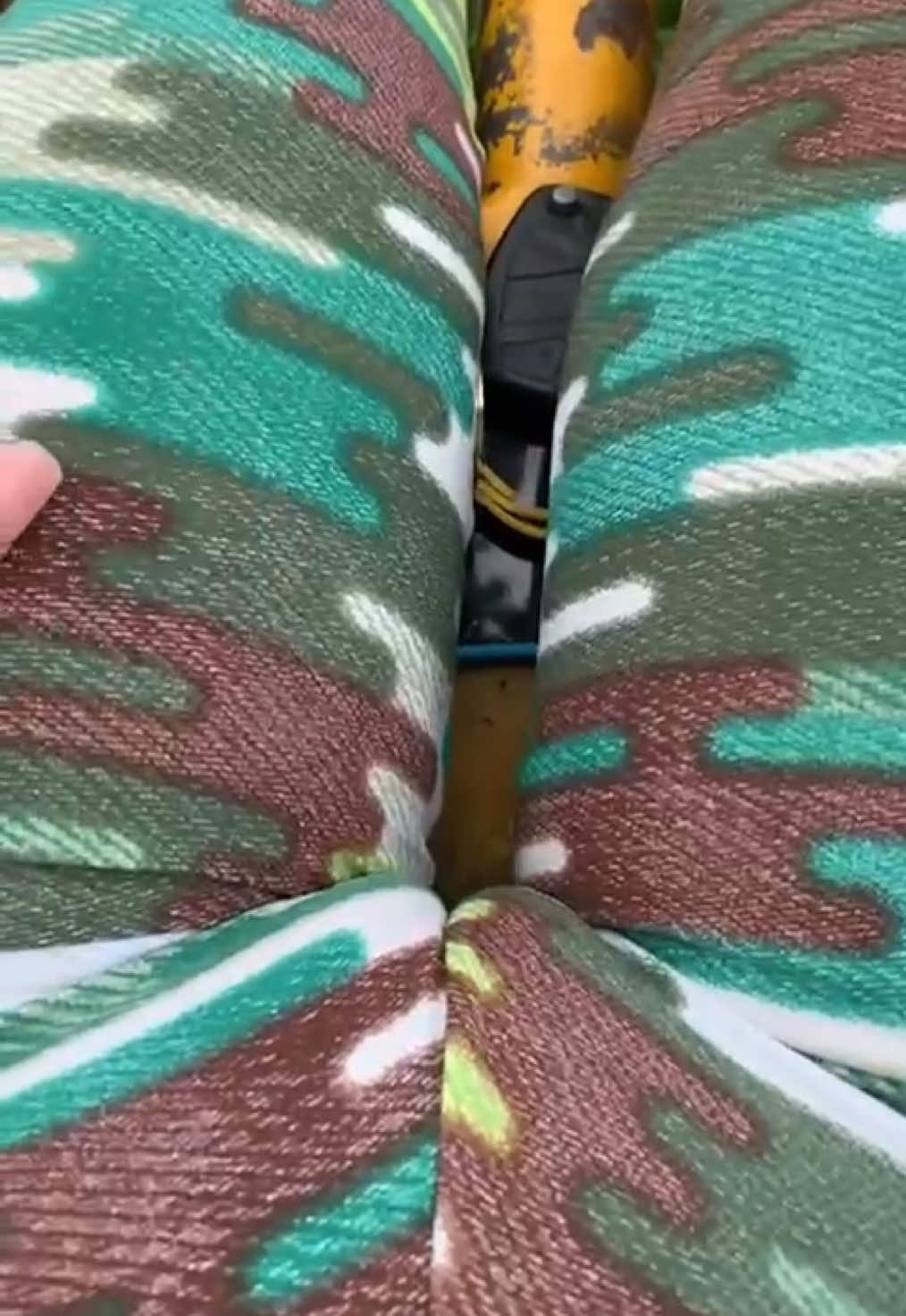 Uma amiga minha adora exibir suas características únicas em público!#leggings #public#playground #tightsfashion #parati 