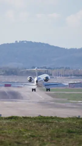 🌬️ Extreme Wind Landing in Marseille! 🛬 When the legendary Mistral wind kicks in, pilots truly get to show their skills. Check out this stunning crab landing by an Air Nostrum Bombardier CRJ-1000 on final approach for runway 31 Right (31R) at Marseille Provence Airport (LFML). With gusts hitting around 52 knots, the rudder input to kick out the crab just before touchdown is an absolute masterclass. A pure joy to watch! ✈️💨 Hats off to the flight crew for their incredible handling of the elements. • Crosswind landing • Bombardier CRJ-1000 • Air Nostrum • LFML Marseille Provence • Runway 31R • Mistral strong winds • Extreme approach #avgeek #aviationlovers #planespotting #airnostrum #crj @Aeroport Marseille Provence @Sony Alpha 