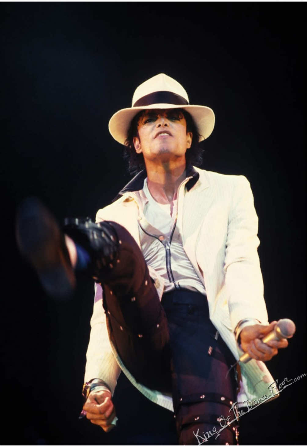 Michael Jackson performing “Smooth Criminal” (Live at Wembley, July 16, 1988) #michaeljackson #thekingofpop #live #fyp #edit 