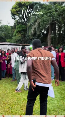 Avez-vous déjà ressenti la présence de Dieu comme un ami fidèle dans chaque étape de votre parcours ?  Dans la douleur, Dieu relève nos têtes. Dans l’épreuve, Il demeure notre seul secours. Alors, en toute circonstance, choisissons de Lui rendre grâce ! 🙌🏿 Faisons de ce refrain une louange sincère, une offrande que nous apportons vers Dieu.  #ADG26 #SalondAdoration