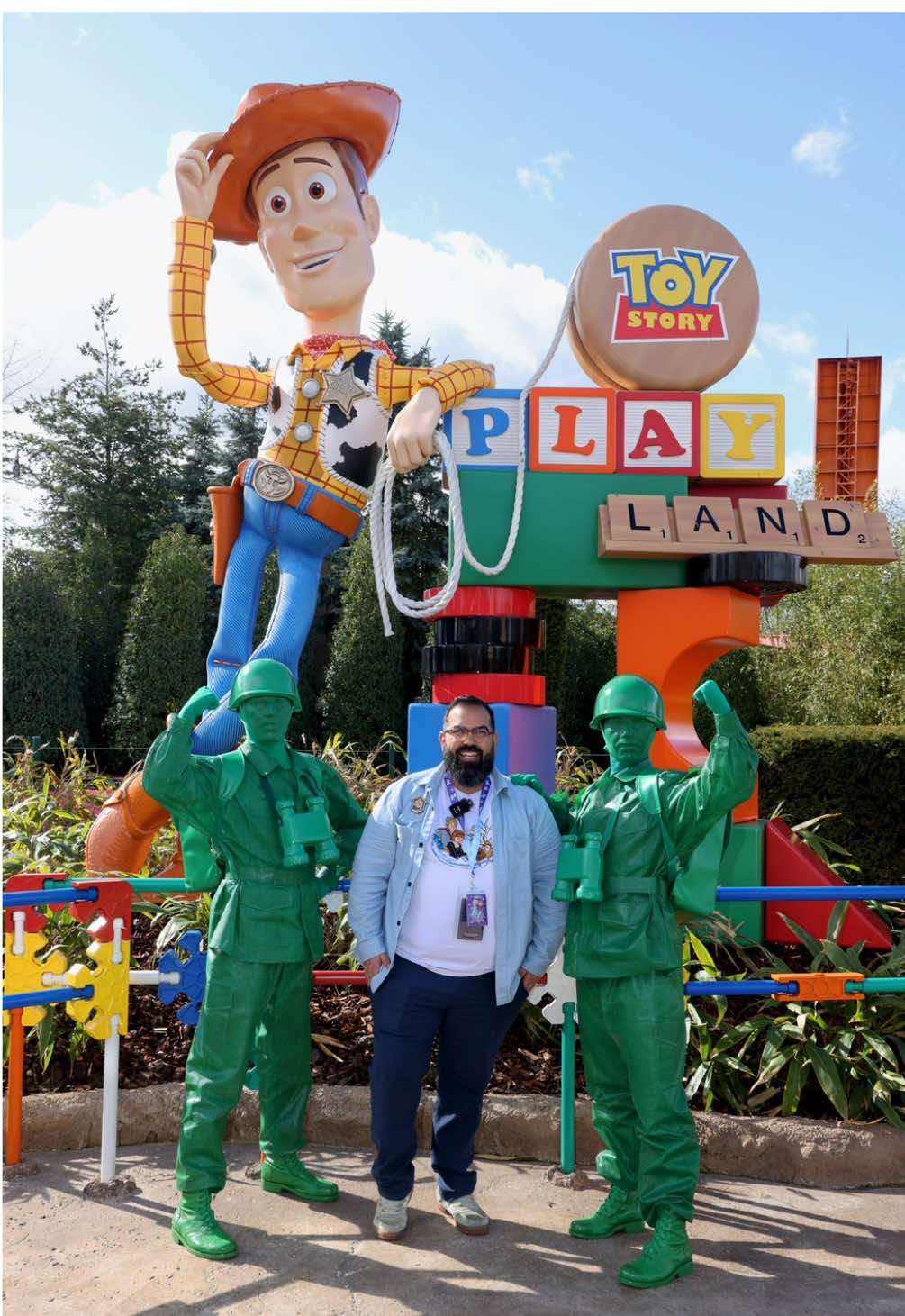 🤩 Estos son algunos de los personajes Disney que pude ver en el nuevo #DisneyAdventueWorld durante los pases previos a la apertura oficial 👀🤭 🌳 Adventure Way Green Army en Toy Story Playland Rapunzel y Flynn Rider en Gazebo Garden Mary Poppins y Bert en Adventure Way Peter Pan y Wendy en Adventure Way Alicia y Sombrerero en Adventure Bay Minnie con su Banda en Adventure Way Mickey en Adventure Bay frente a Cars Road Trip Princesas Disney en The Regal View Restaurant  ❄️ World of Frozen Oaken Aldeanos de Arendelle Mossie, el bebé troll Olaf durante el show “A Celebration in Arendelle” Elsa y Anna en “rencontre royale” (solo con fila virtual) Nota: estos son los personajes que yo vi durante los 2 días de pase previo el 14 y 15 de Marzo. No tienen porque ser los mismos que estén el día de tu visita #worldoffrozenparis #disneylandparis #worldoffrozen #disneyparis 