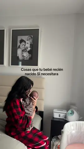 • MUCHOS pañales Te va a sorprender la cantidad de pañales que usa un recién nacido (o En los primeros 1-3 meses puedes cambiar fácilmente 8-10 al día. Es una locura... así que mejor tener suficientes. • Una buena toalla (de muselina) No compres las toallitas lindas con diseños... se ven bonitas, oero no secan nada😭 Las de muselina sí funcionan. Son suaves, absorben bien y hacen toda la diferencia. • Un coche liviano Evita los coches muy grandes y pesados solo porque se ven lindos. Yo compré un travel system de unos $400-$500 y 18 meses después lo sigo usando todos los días. Es práctico, liviano y lo puedo manejar sola. • Aspirador de mocos eléctrico No es glamoroso... pero es necesario Lo vas a usar más de lo que crees, y el eléctrico es mucho más rápido y fácil que el manual. • Un portabebé (fular / koala) Si tu bebé no quiere estar en el piso... esto te salva. Poder cargarlo y tener las manos libres al mismo tiempo es un cambio total. • Pijamas con zipper Vas a cambiar MUCHOS pañales... especialmente en la madrugada. Los botones son un dolor de cabeza Los zippers te ahorran tiempo, energía y estrés. Realmente no necesitas tantas cosas como dicen...pero estas sí valen la pena🤍 ¿Qué agregarías tú a esta lista?👀 #mamáprimeriza #mamáfeliz #maternandocomamor #reciennacido #mamiprimeriza 