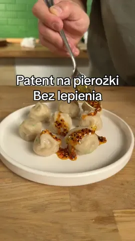 Czy robienie pierogów może być łatwiejsze?😅 przedstawiam patent na pierogi bez lepienia, to chyba najłatwiejszy sposób na robienie pierogów 😍 inspiracją od @Gluten Free Asian  Składniki: 400g mielonej wieprzowiny lub mix Mały pęczek cebuli dymki 3-4 ząbki czosnku 3-4 łyżki sosu sojowego 3cm korzenia imbiru Olej sezamowy  Olej chrupiące chili do smaku Pieprz #pierogi #dumplings #dumplingballs #cookingdeals #gyoza