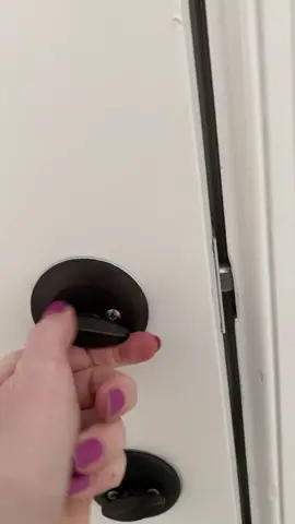 That time I was showing a house and the deadbolt got stuck from the inside!  The garage door wasn’t working either and no back door on this condo. My fingers were numb, but I did eventually get it to open after about 20 mins!! #realestate #realestatetiktok #realtorlife #realtorsoftiktok 