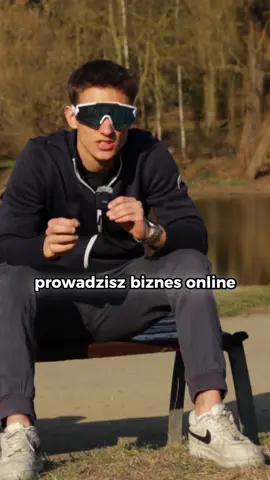 Przeczytaj opis 👇 Jak pewnie wiecie od 2 lat zarabiałem na tiktoku i uczyłem was jak to robić, w grudniu wyłączyłem TikTokmastery ze względu na inny projekt, pod koniec lutego zakończyłem z tiktokiem przez ban każdego konta, teraz mam 2 tygodnie do wyjazdu, jak to oglądasz już tydzień czy uda mi się na niego zarobić? Zaobserwuj mnie żeby się dowiedzieć…#biznes #sukces #motywacja #wyjazd#chalangge 