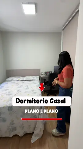 Cada detalhe desse dormitório foi pensado para facilitar a rotina do casal. Quer um assim também?  Nos chama no WhatsApp, link na Bio 😉  #quartocasal #planoeplano #quartoplanejado #moveisplanejados