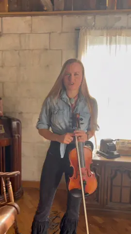 “Went out one night for to make a little round…” “Little Sadie” has a dark side—and I kinda love it. 🎻🔥 #traditionalsong #newrelease #dancingfiddler #fiddle #buckdance 