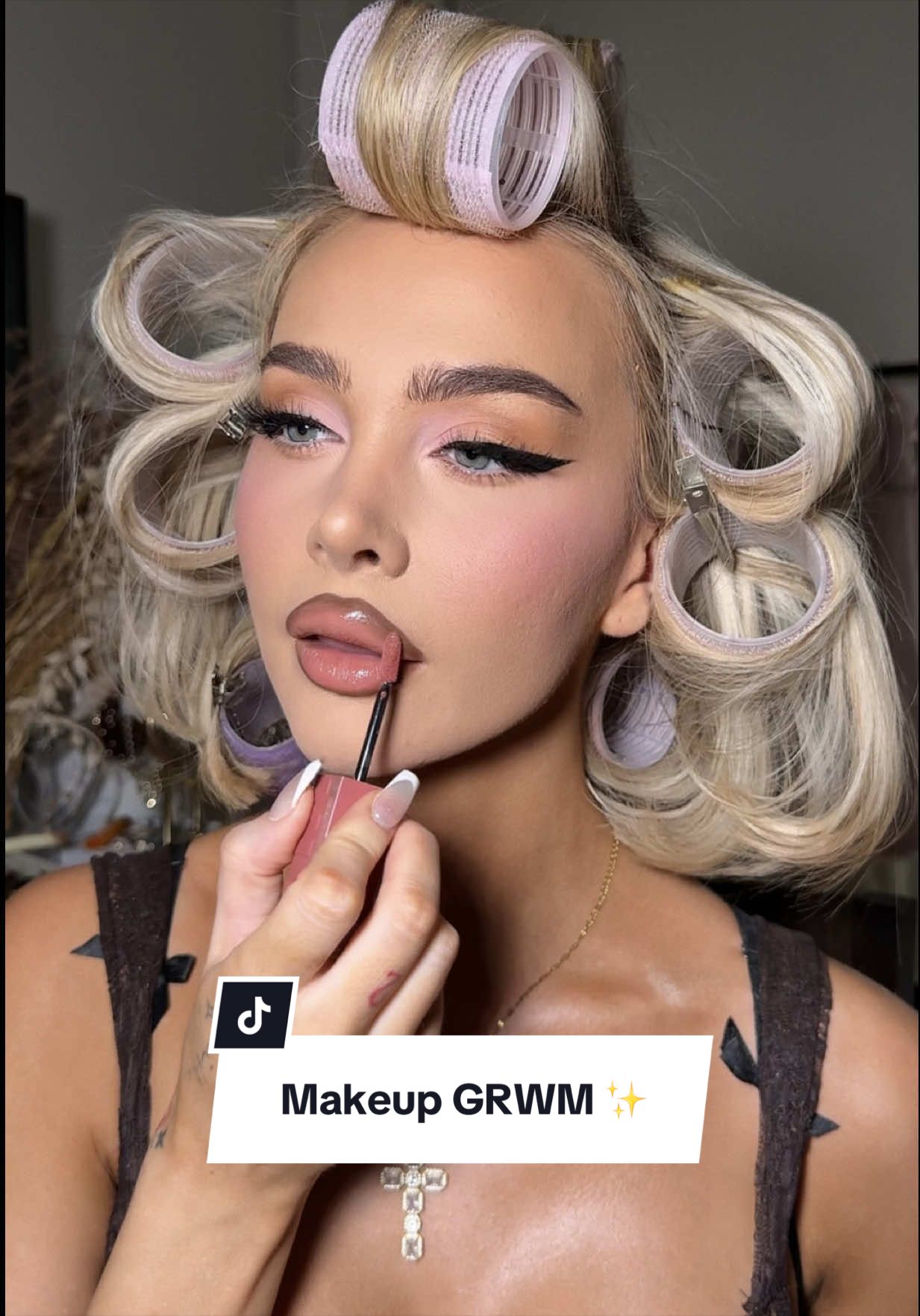Get ready with me for a @VIEVE masterclass!! 🤍✨ Jewellery from @binky.belle  Products  @vieve Skin Nova Primer, Bark Lipliner, Skin Dew Illuminator  @tirtir_global Mood Glider Blush in Fuschia Flash  @sally_hansen Airbrush Legs Spray  @maybelline Skin Tint, Peachy Lip Vinyl  @bperfectcosmetics Cream Bronzer  @hudabeauty Loose Powder in Poundcake and Cherry Blossom  @danessa_myricks pigment stick in interstellar  #makeup #grwm #getreadywithme