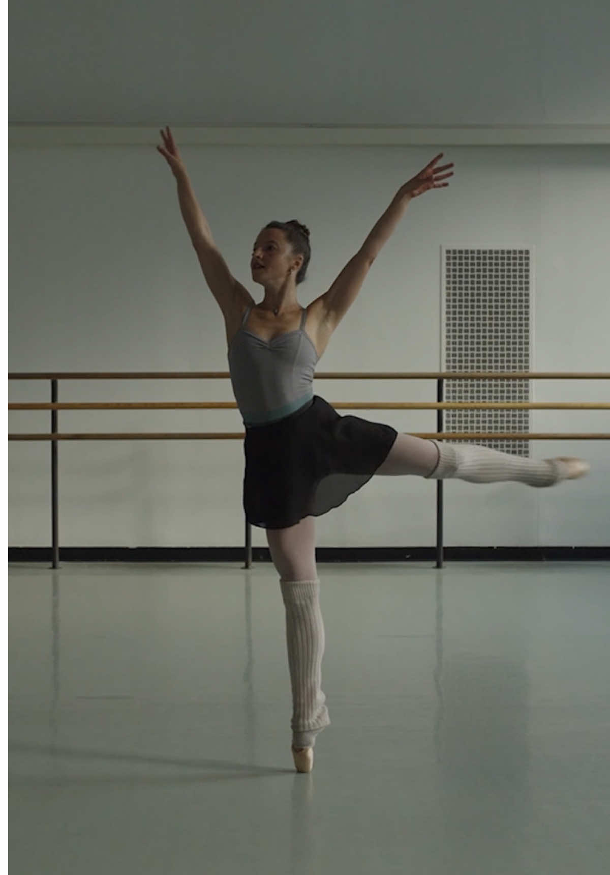 The key to executing Indiana Woodward’s favorite phrase from Alexei Ratmansky’s Odesa? Relaxation. #alexeiratmansky #newyorkcityballet #ballet