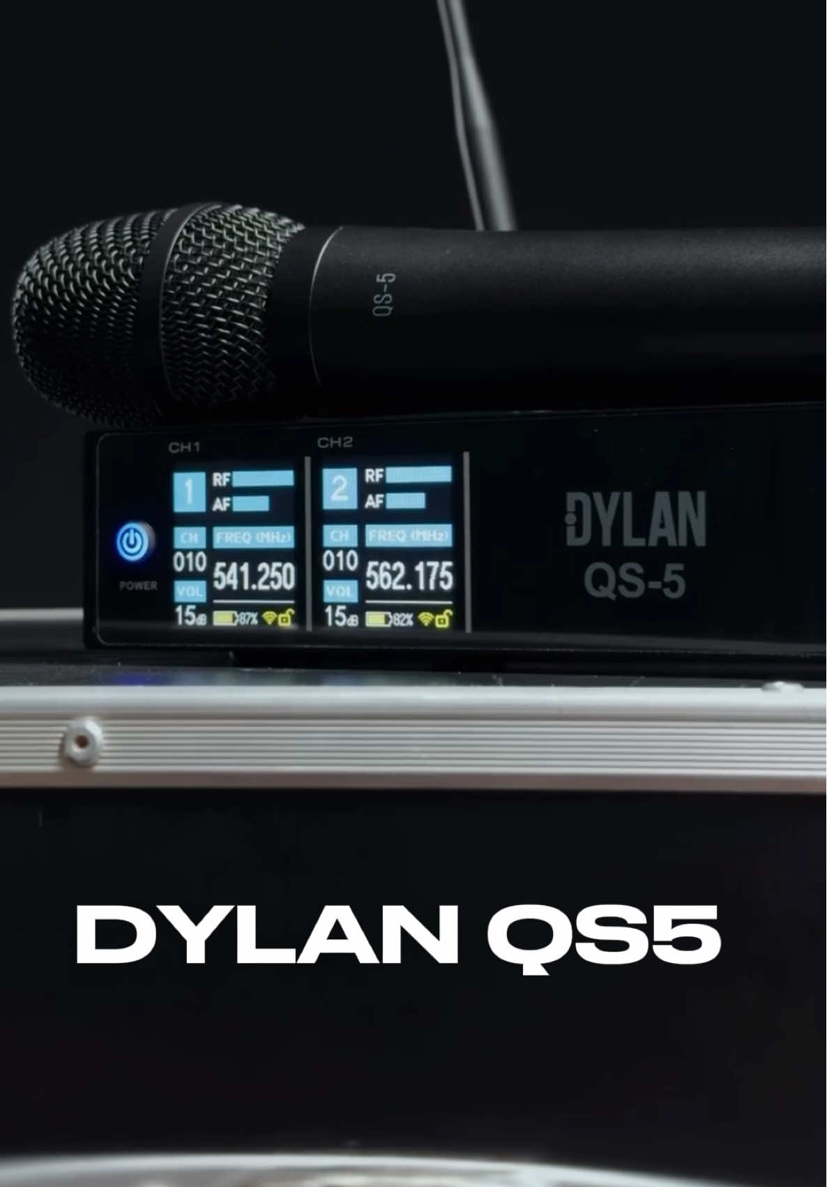 🎤 Microfone Dylan QS-5 – Sistema sem fio profissional Se você está procurando um microfone sem fio confiável para igrejas, eventos, shows ou apresentações, o Dylan QS-5 é uma excelente escolha. Esse sistema vem com dois microfones de mão, permitindo usar dois cantores, dois apresentadores ou cantor + pregador ao mesmo tempo, com estabilidade de sinal e ótima qualidade de áudio. Entre os destaques do QS-5: ✔ Sistema UHF com múltiplos canais para evitar interferências ✔ Scan automático de frequência ✔ Sincronização por infravermelho entre receptor e microfone ✔ Bateria recarregável nos bastões ✔ Display LCD com informações do sistema ✔ Cápsula dinâmica cardioide com boa rejeição de ruído ✔ Controle de ganho e presets de equalização É um microfone pensado para quem precisa de qualidade, praticidade e mobilidade no palco. 👉 No vídeo você pode ver como ele funciona na prática. 🔥 Se quiser comprar, é só clicar no botão do vídeo e garantir o seu agora. 👉 Clique no botão do vídeo e garanta seu Dylan QS-5 agora. Equipamento ideal para igrejas, cantores, eventos e apresentações ao vivo.