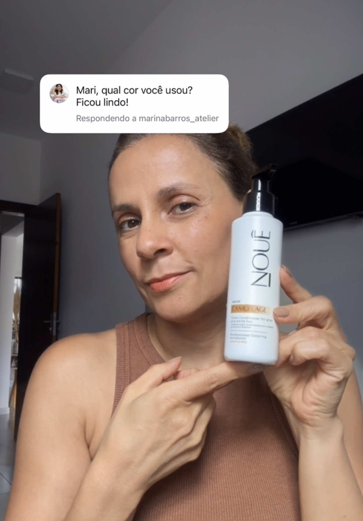 Camuflagem medium da @NOUÊ Perfeito para alcançar tons de castanho médio Processo de aplicação prático e simples Mantém um visual natural por até 8 lavagens Efeito Camuflado: Mistura os cabelos grisalhos de forma eficaz com um tom suave dourado  Oferece um visual natural nos fios com até 50% de brancos e grisalhos Suave para o cabelo, sem amônia e sem oxigenada  #grisalhos #cabelosbrancos #camuflagem 