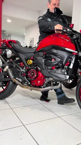 Te presento la famosa rompecuellos 😈 Una moto perfecta para pasar desapercibido… siempre y cuando el resto vaya con los ojos vendados 😂 Te presento esta maravilla: la Ducati Monster con línea completa Arrow. Sonido brutal, estética agresiva y cero discreción 🔥 Ideal para los que dicen que quieren algo “tranquilito”… pero no pueden evitar girar el puño 😏 #autoemocioness #motoscanarias #ducatimonster #arrowexhaust #motosdeportivas     
