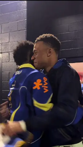 Kylian with Vini before the game 🫂💙 🎥: 433, equipedefrance #mbappe #mbappé #kylianmbappé #vinijr #mbappeedit 