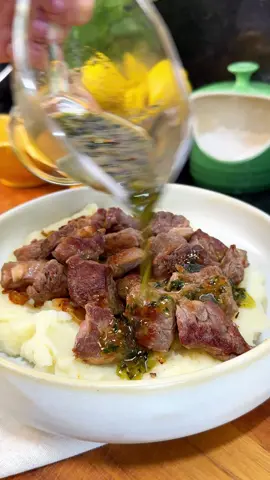 Purê com alho assado, cebola caramelizada e carne ao molho de ervas 🤤 Para a carne * Contra filé  * Sal * Pimenta do reino  Para o molho de ervas * salsinha * Mostarda  * Alho * Manteiga * Azeite * Raspas de limão  Para o purê * 1 cabeça de alho assado  * Batata inglesa * Manteiga  * Sal * Noz moscada  Para a cebola * Azeite * 1 cebola  * Sal * Shoyu (1 colher de sopa) Já sabe né? Faz e me conta ♥️