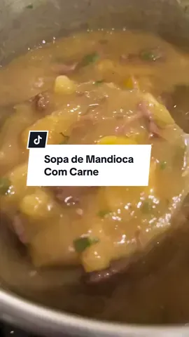 🍲 SOPA DE MANDIOCA COM CARNE (e amor!) Aquece o corpo, abraça a alma e rende que é uma beleza 💛 Ingredientes: • 600g de paleta em cubos • 1,2kg de mandioca descascada • 3 mandioquinhas (ou batata baroa) • 1 cebola grande • 4 dentes de alho • Páprica defumada + um tico da picante • Tempero italiano (mix de ervas + pimenta-do-reino) ⸻ 👩‍🍳 Modo de preparo: 	1.	Primeiro sele a carne. 	2.	Refogue a cebola e o alho. 	3.	Tempere e cubra com água. 	4.	Cozinhe por 25 minutos na pressão. 	5.	Depois, junte a mandioca e a mandioquinha. 	6.	Cozinhe por mais 25 minutos. 	7.	Amasse uma parte da mandioca pra engrossar o caldo. 	8.	Acerte o sal. 	9.	Finalize com salsinha e cebolinha 🌿 ✨ Sirva com croutons caseiros… e se prepare: fica UM ABSURDO de boa. #sopademandiocacomcarne #mandiocacomcarne 
