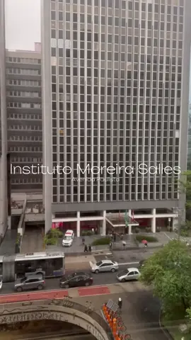 Um dia comigo no Instituto Moreira Salles, localizado na Avenida Paulista. O espaço é gratuito, repleto de exposições, salas, biblioteca, café e auditório. O espaço é maravilhoso para quem gosta de espaços confortantes e quem ama fotografia. 📷✨ #oquefazeremsp #institutomoreirasalles #avenidapaulista #dicadepasseio #sp 