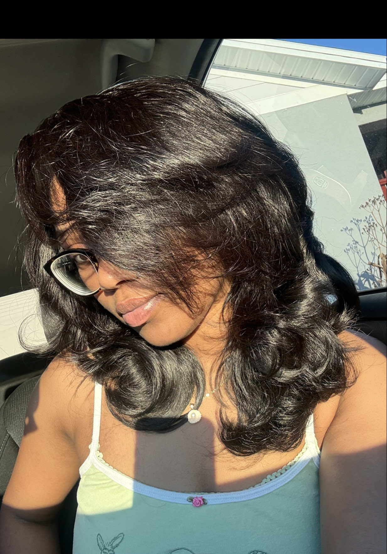 Sunber hair definitely ate on this one😍 @Sunber Hair @Sunberhair  #sunberhair #layeredhair #gluelesswigs #tiktokshopspringglowup #wigreview 