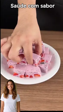 Descrição:  A sobremesa perfeita para quem não abre mão do doce, mas busca leveza e nutrição!  Feita com gelatina, chia e iogurte natural. Rica em fibras, proteínas e tem cerca de 115 calorias por porção.  Cremosa, refrescante e super fácil de fazer. INGREDIENTES ✅ 2 potes (340 g) de iogurte grego natural sem açúcar ✅ 300ml de Água ✅ 3 envelope de gelatina ou incolor sem sabor ou de morango (12 g) ✅ 3 colher (sopa) de chia ✅ 1 xícara (chá) de frutas picadinhas (morango, kiwi, manga, uva etc.) — bem picadinhas MODO DE PREPARO ✅ Hidrate a gelatina com 100ml de água fria e em seguida mais 100ml de água quente. ✅ Hidrate a chia com 100ml de água fria ✅ Em uma tigela grande, misture o iogurte grego, a chia até formar um creme homogêneo. ✅Adicione a gelatina já dissolvida e misture novamente até ficar tudo bem incorporado. ✅  Acrescente as frutas bem picadinhas e mexa delicadamente para espalhar por toda a sobremesa. ✅ Despeje a mistura em uma travessa de vidro quadrada e nivele a superfície. ✅ Leve à geladeira por 4h #sobremesafit #docesaudavel  #receitaleve  #docesemculpa  #saúde  