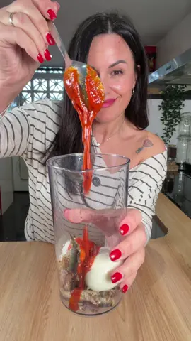Este paté casero de sardinas es rápido de preparar, alto en proteínas y una forma sencilla de añadir omega 3 a tu día a día. Cremoso, sabroso y perfecto para tostadas, picoteo o una cena ligera sin complicarte 👏🏻  ✨PATÉ DE SARDINAS✨ alto en proteínas y rico en omega 3 ✅ Ingredientes: 1 lata de sardinillas o sardinas 2 huevos cocidos (con la yema en su punto) 2 cucharadas soperas de tu tomate favorito ➡️Guarda esta idea y compártela con quien necesite opciones fáciles y nutritivas 👏🏻