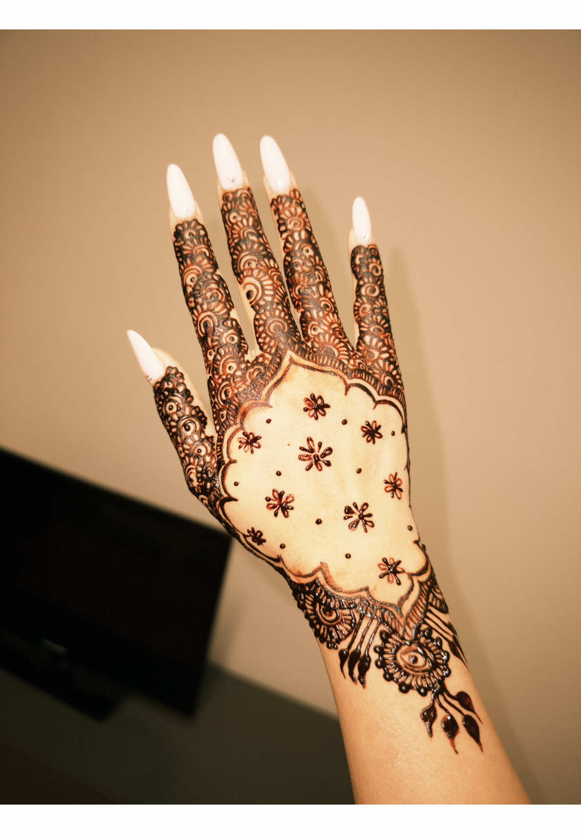 Post Eid Mehndi situation right now🙄 . . . . . . . . . . . #eidulfitr2026 #mehndi #muslimgirl #foryoupagе #fyppppppppppppp 