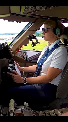 guerreira pilotando avião gigante  #emirates #a380 