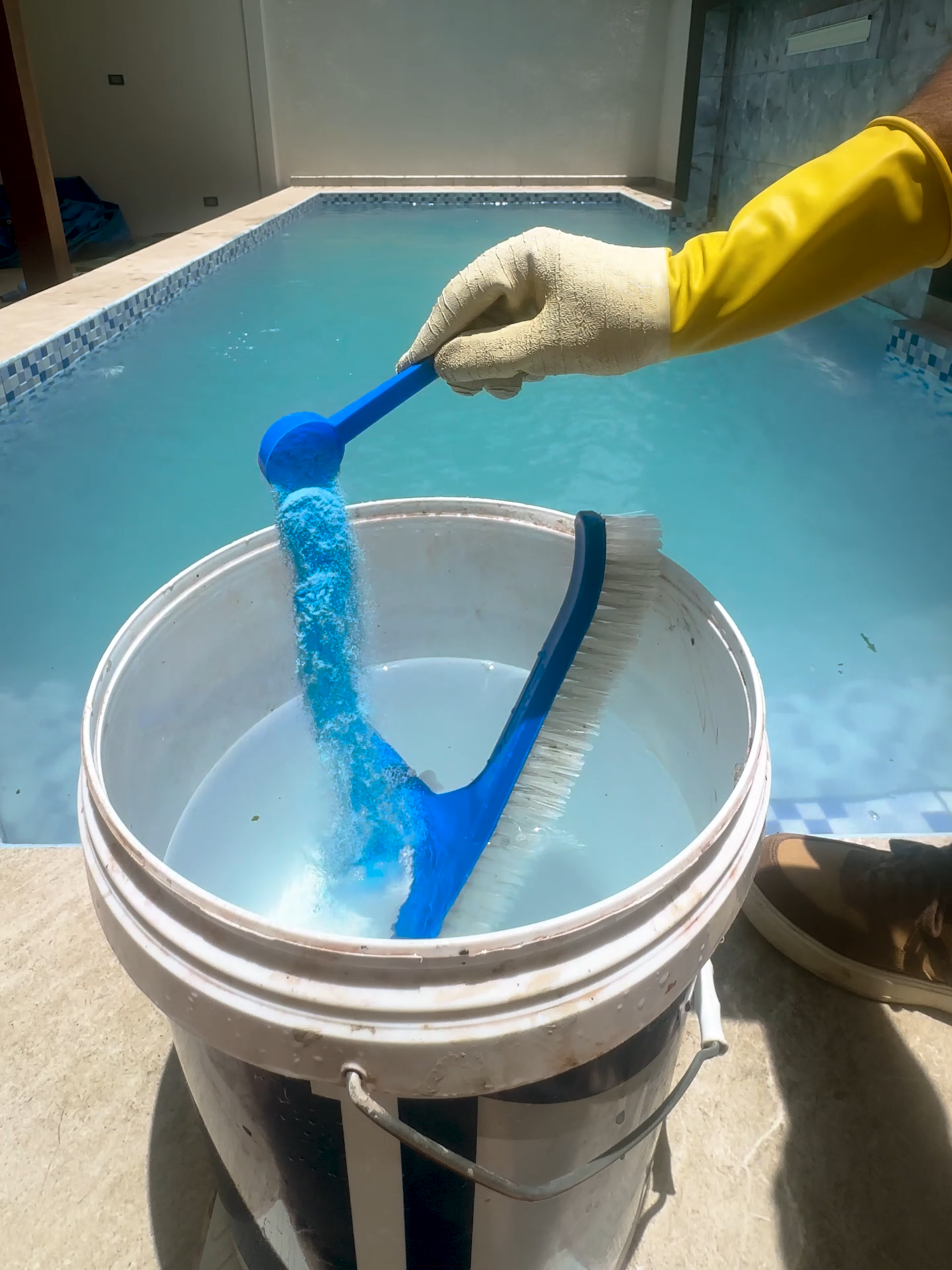 Parece Cristalina… pero NO lo Está 😱 Cómo Recuperar una Piscina con Algas (Paso a Paso) A simple vista esta piscina parece cristalina y limpia, pero al sumergir la cámara se revela la verdad: agua ligeramente turbia y llena de microorganismos por un mal control del cloro y pH. ⚠️ Aunque se vea bien, NO es segura para bañarse. 🔧 RECUPERACIÓN PASO A PASO ✔️ Activo la bomba y el sistema de filtrado para hacer circular el agua  ✔️ Realizo un cepillado profundo de toda la base ✔️ Detecto algas acumuladas en el fondo ✔️ Mido los parámetros del agua ✔️ Ajusto el pH con reductor, calculado con la app Calculadora para Piscinas ✔️ Aplico shock de cloro para eliminar microorganismos ✔️ Añado alguicida para reforzar el tratamiento ✔️ Dejo filtrando toda la noche ⏳ RESULTADO AL DÍA SIGUIENTE 💧 El agua ya está cristalina, pero aún queda suciedad en el fondo ✔️ Realizo limpieza del filtro para mejorar el rendimiento  ✔️ Ensamblo el aspirafondos ✔️ Aspiro toda la suciedad restante ✅ Resultado final: piscina completamente limpia, desinfectada y segura ⚠️ IMPORTANTE Una piscina puede verse limpia, pero si no tienes controlados:  Cloro o pH  👉 Puede estar llena de microorganismos invisibles🦠 📌 Suscríbete para más videos como este 📱 ¿Tienes dudas sobre el mantenimiento de tu piscina? Aprende a realizar el mantenimiento correcto de tu piscina de forma fácil y paso a paso, con el curso más completo y sencillo del mercado, por solo 7.99 dólares. 🎓Para realizar el curso, solo necesitas descargar la app Calculadora para Piscinas. Ahorra dinero, evita errores y disfruta de una piscina siempre limpia y cristalina. #piscina #viral #piscinas #pileta #fyp #pool #foryou #poolmaintenance #mantenimientodepiscinas #alberca #albercas #limpiezadepiscinas #calculadoraparapiscinas #thepoolguy #cursosonline #cya #desinfección #cloro #clorox #satisfyingvideo #algas #suciedad #limpiezaprofunda
