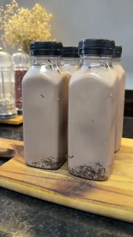 😱 R$15,00 em uma garrafinha de brigadeiro?! 😳 Muita gente paga… mas você faria em casa pra vender? 👀👇 Acha um preço justo?!  Então bora aprender essa BATIDA DE BRIGADEIRO NA GARRAFA que além de linda, vende MUITO e custa bem menos pra produzir 💰✨ ⚠️ Já salva esse post pra não perder! Se você quiser todas as dicas completas (qual garrafinha usar, custo, rendimento e sugestão de preço), é só: 👉 seguir o perfil 👉 me mandar no direct EU QUERO ✨ Ingredientes: 🥛 1L de leite 🥄 3 colheres de cacau em pó e 100%  🥄 1 colher de amido de milho  🍯 1 caixinha de leite condensado 🥫 1 caixinha de creme de leite 🍫 Granulado de chocolate para decorar  🎥 O passo a passo completo tá no vídeo! 💬 Me conta: você pagaria R$15,00 ou faria pra vender? 👀👇 #brigadeiro #docenagarrafa #sobremesaparavender #rendaextra #docesgourmet”