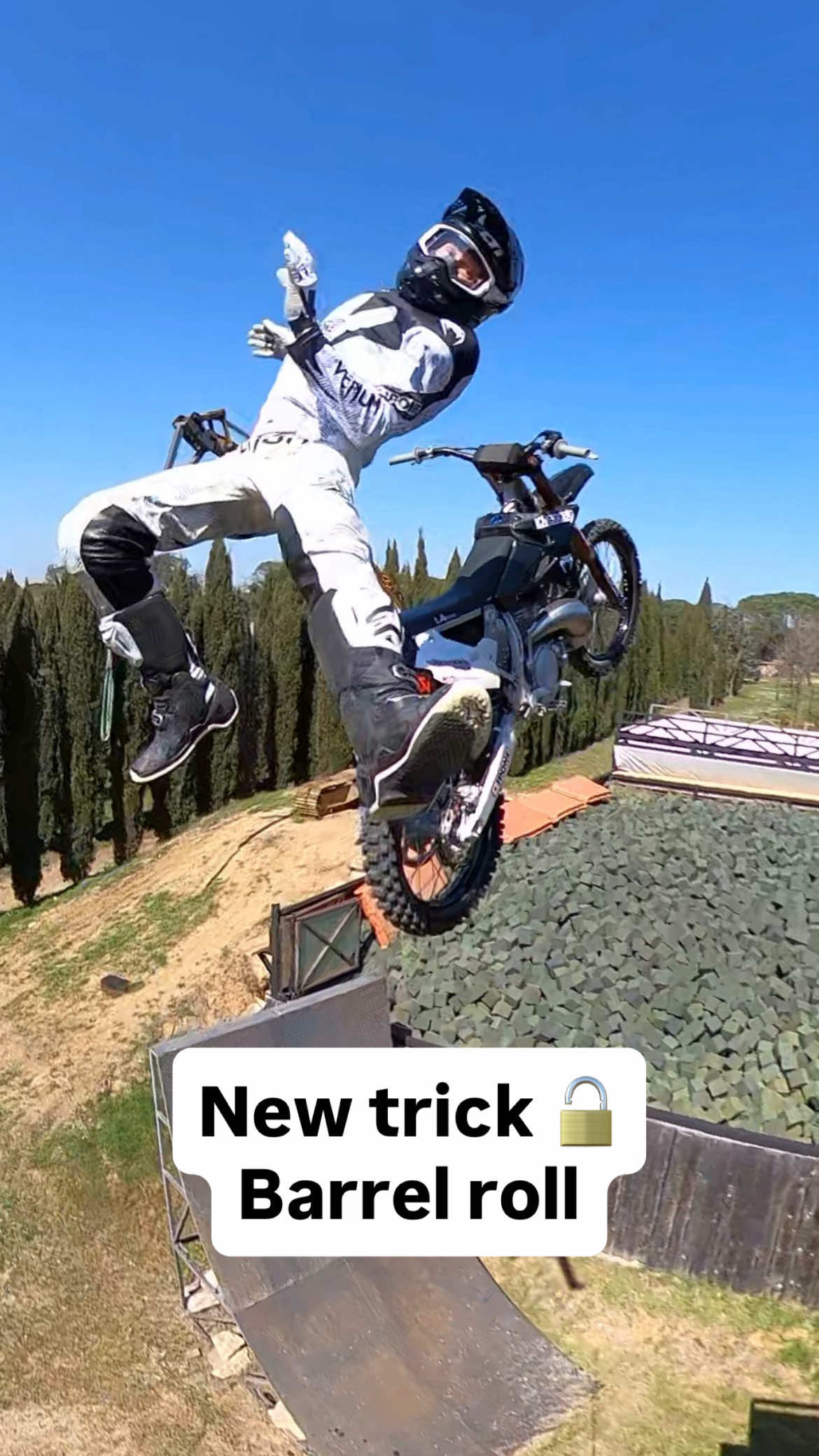 Bringing back the barrel roll. #fmx #ultimatefmx 