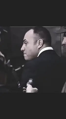 صداقة مراد علمدار وسليمان شاكر ما كانت مجرد علاقة عادية… كانت أخوّة حقيقية انبنت على الوفاء، الرجولة، والمواقف الصعبة. مراد كان دايمًا العقل الهادئ والقوة الصامتة، بينما سليمان شاكر كان القلب النابض والروح الجريئة. ورغم اختلاف شخصياتهم، كانوا يكملون بعض بشكل نادر. لما يوقفون سوا، يصيرون قوة ما تنكسر. سليمان شاكر ما كان مجرد صديق لمراد… كان سند، وكان مستعد يضحي بكل شي عشانه. ومراد بالمقابل، ما نسى هالوفاء أبد، وظل يحمل ذكراه ويعتبره أخ ما تعوضه الدنيا. أجمل ما في صداقتهم إنها كانت مبنية على: الثقة المطلقة الوقوف وقت الشدة قبل الرخاء التضحية بدون مقابل هاي الصداقة تعلمنا إن الصديق الحقيقي مو بس اللي يضحك وياك… بل اللي يوقف يمك بوقت الضيق، حتى لو كان الثمن حياته. #وادي_الذئاب #سليمان_شاكر #مراد_علمدار #اعادة_النشر🔃 #لايك_متابعه_اكسبلور 