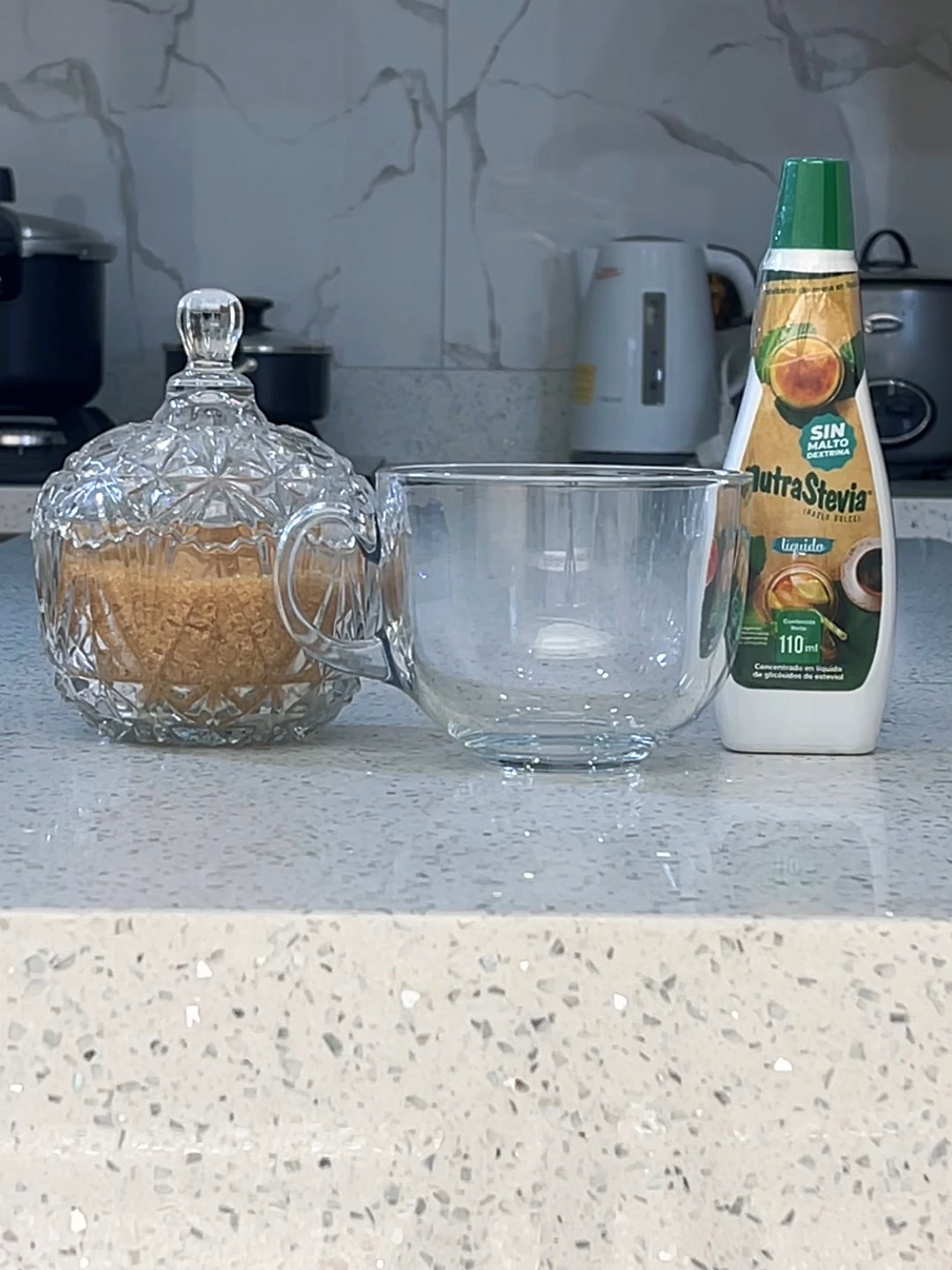 ⚡ ¿Qué se disuelve más rápido? ¿El azúcar o la stevia? 👀 En este primer round probamos en agua fría 💧 Azúcar rubia vs NutraStevia Líquida 👉 El resultado… NutraStevia se disolvió en pocos segundos. 🔥 Ahora viene el segundo round: agua caliente ¿Quieres saber qué pasa en tu café? 🎬 Mira la parte 2 y descúbrelo. 🛒 Encuentra NutraStevia en Plaza Vea, Metro, Wong, Tottus, Makro, Candy, Inkafarma, Mifarma y tiendas Holi. 📲 Para compras al por mayor y menor, comunícate al 941521269. ✨ NutraStevia… ¡Hazlo dulce! #NutraStevia #HazloDulce #Comparación #Endulzante #ReelsPerú