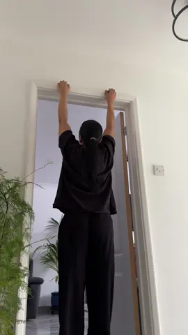 sitting at a heavier weight and I can feel my doorframe creaking😳 #doorframe #pullups #calisthenics #grip #tamil 
