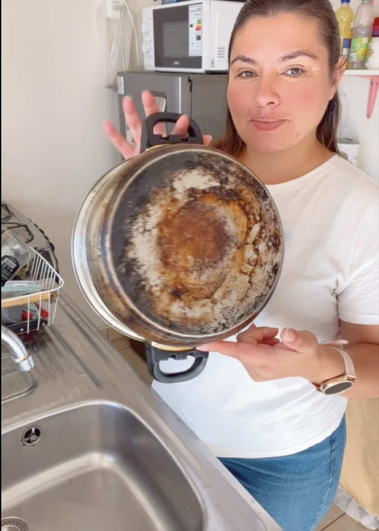 El día de hoy... decidí hacerles caso. 😂 Mi olla se hizo más famosa que el orden de la cocina en el video anterior, así que me puse manos a la obra. Probé la famosa @The Pink Stuff para ver si de verdad podía con lo quemado y ¡miren el brillo! ✨ Dejarla impeque fue el mejor reset del día. 🧼💖 ¿Qué les pareció el cambio? ¿Qué otra cosa debería limpiar con la pasta rosa? 👇 #thepinkstuff #ollas #cocina #momlife #Lifestyle 