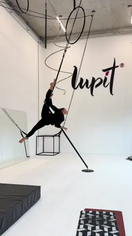 New combo unlocked🔓 At this point I'm only combining the elements I know😅😆 #aerialpole #poledance #polecombo #aerial #splits 