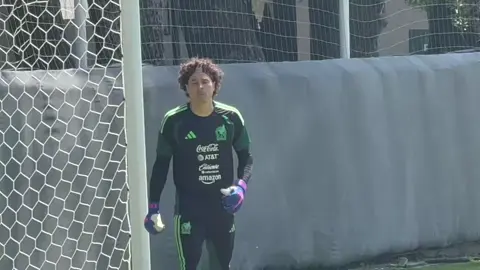 ¡PRESENTE! 🇲🇽🥅 Así entrenó Guillermo Ochoa durante el entrenamiento de hoy previo al partido del sábado contra Portugal. Cada vez está más cerca de conseguir su sexto Mundial ¿Titular? Eso no lo sabemos. 📹 León Lecanda #guillermoochoa  #seleccionmexicana 