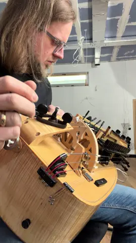 Detache experiments resulting in possible foundation aid a new composition  #hurdygurdy #lirakorbowa #composer #extendedtechniques