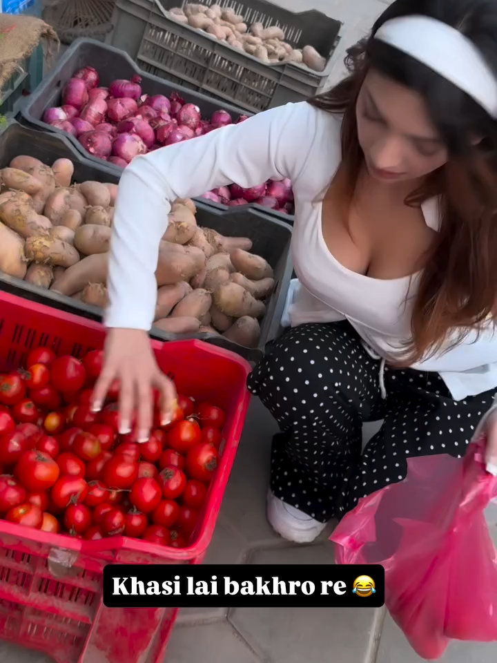 aafnai size ko tomato kindai #nepaliketi #nepalibaddie #tamater #bazaarkanda #putalikanda