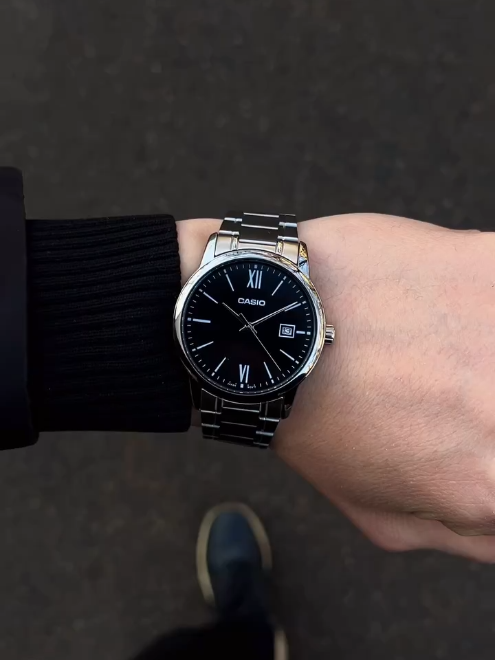 Casio MTP-V002D-1B3 — класичний чоловічий годинник у стриманому стилі. Модель із чорним циферблатом і римськими індексами виглядає елегантно та універсально. Сталевий браслет і мінімалістичний дизайн роблять цей годинник гарним вибором як для ділового стилю, так і для щоденного носіння. • Це оригінальний годинник Casio з офіційною гарантією 2 роки. Характеристики • Стать: чоловічий • Механізм: кварцовий (Японія) • Тип індикації: стрілочний • Скло: мінеральне, стійке до подряпин • Корпус: металевий • Браслет: нержавіюча сталь • Водозахист: 30 м (захист від бризків) • Функції: години, хвилини, секунди, дата Розміри корпусу • Довжина корпусу: 44 мм • Ширина корпусу: 37 мм • Товщина корпусу: 9,6 мм • Вага: 93 г 📦 Комплектація: Годинник, фірмова коробка, інструкція, гарантійний талон. 🏷️ Ціна моделі — 1900 грн 📩 Для замовлення пишіть у приватні повідомлення. #casio #casiooriginal #чоловічийгодинник
