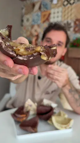 🍫✨ Um sabor que surpreende em cada colherada. Nosso ovo recheado com geleia de cupuaçu e castanha crocante une cremosidade, sabor e aquele toque especial que faz toda a diferença. 😋💛 Uma delícia perfeita para deixar sua Páscoa ainda mais gostosa!