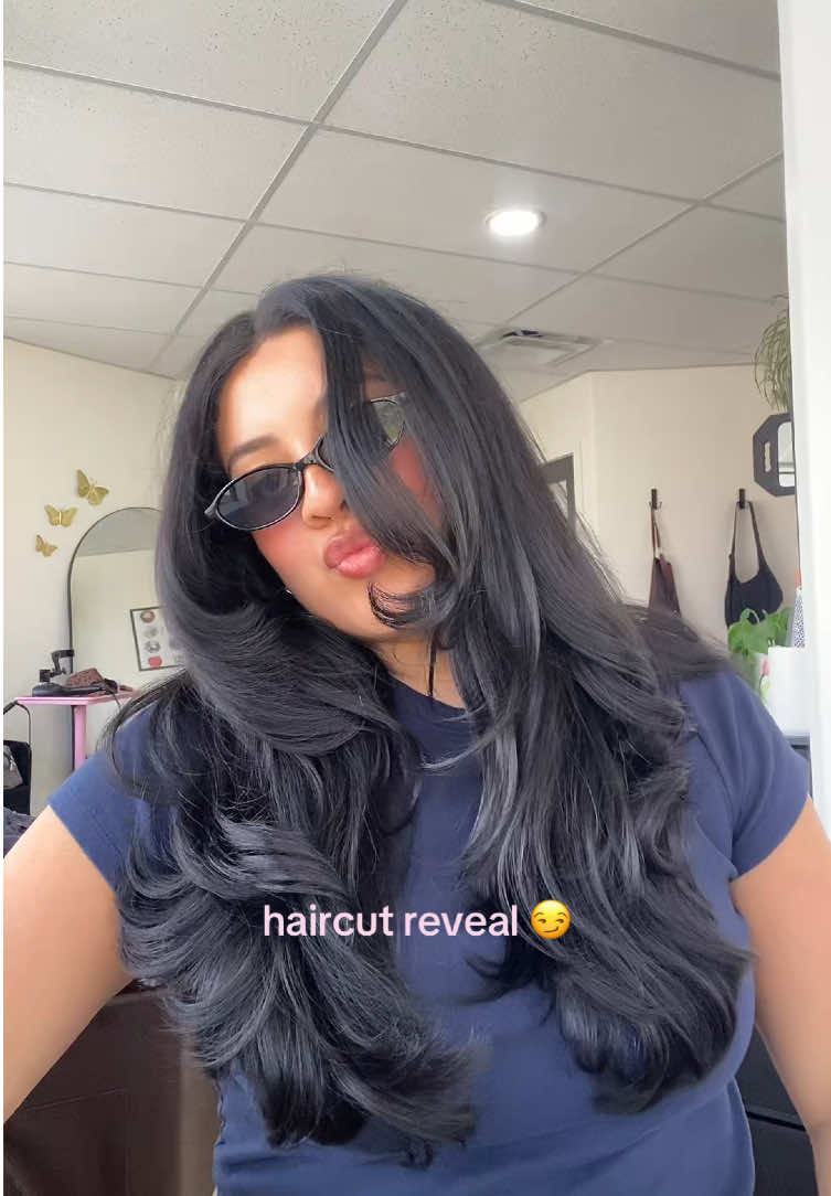 Don’t worry i didn’t chop it hehe #hairstylist#hairtok#haircut#layeredhaircut#haircutreveal 