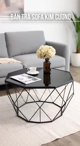 Bàn Trà Sofa Kim Cương Mặt Kính Vân Mây Sự kết hợp hoàn hảo giữa nét hiện đại và vẻ đẹp tinh tế cho không gian phòng khách. Với cấu trúc khung sắt tạo hình kim cương độc đáo và mặt kính vân mây sang trọng, chiếc bàn trà này không chỉ là vật dụng tiện ích mà còn là điểm nhấn nghệ thuật đẳng cấp. Sản phẩm phù hợp với nhiều phong cách nội thất từ tối giản đến hiện đại. #bantrasofa #bankimcuong #noithatphongkhach #decor #sieuthicon 