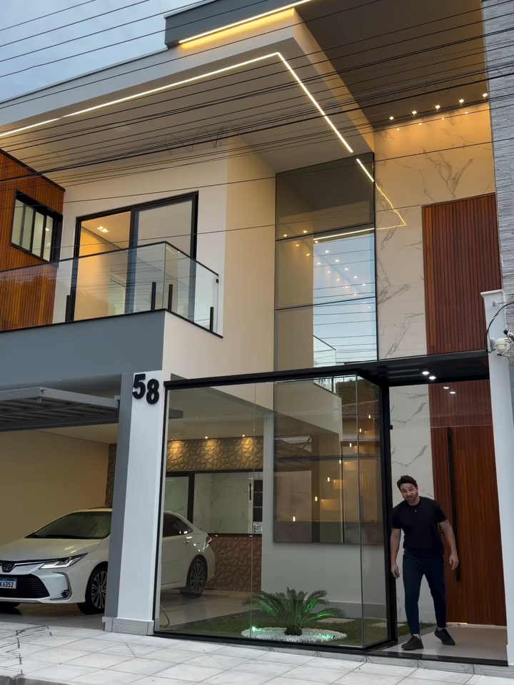 Bairro Ideal, Ipatinga/MG. Um imóvel pensado para quem valoriza conforto, sofisticação e qualidade de vida em cada detalhe. São 230m² de área construída, com espaços bem distribuídos que valorizam iluminação natural, amplitude e funcionalidade. A residência conta com 3 suítes amplas, proporcionando privacidade e conforto para toda a família. O imóvel também possui banheira de hidromassagem, criando um ambiente perfeito para relaxar e aproveitar momentos de descanso. A área externa oferece uma vista encantadora, ideal para apreciar o pôr do sol e viver momentos especiais. A garagem possui vaga confortável para 2 veículos, trazendo praticidade e segurança para o dia a dia. Um imóvel que reúne arquitetura bem pensada, alto padrão de acabamento e ambientes que proporcionam uma experiência única de moradia. Valor: R$ 1.460.000,00 Uma oportunidade para quem busca viver com exclusividade e qualidade de vida. Se você procura imóveis exclusivos em Ipatinga e no Vale do Aço, me siga para acompanhar novas oportunidades e entre em contato comigo para receber todos os detalhes deste imóvel.