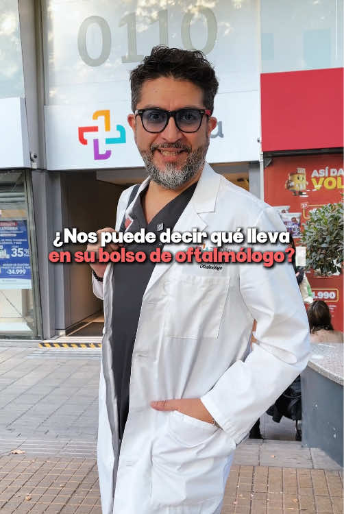 ¿Qué es lo que hay dentro del bolso de un oftalmólogo? 🤔💼 El @Doctor Ojos (Dr. José Peña)  nos muestra sus artículos infaltables para cuidar tu visión en cada consulta. Spoiler: ¡Hay cosas que de seguro no te esperas! 👀✨ 🏥 Encuentra la mejor atención y especialistas para tu salud ocular en Red Dávila. #Oftalmología #RedDávila 