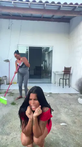 Ela não sabe brincar 