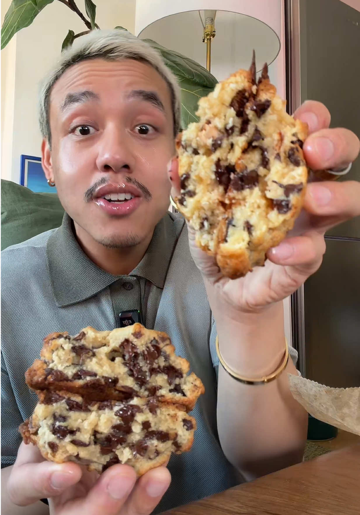 Levain Bakery Cookies Tasting #levainbakery #levaincookies #levainbakerycookies #cookies #cookiereview 