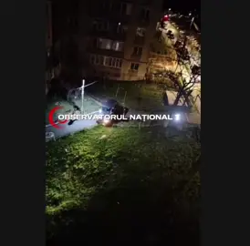 📡🟥Clipe de groază în Vulcan. Mașină scăpată pe zona pietonală, oameni la un pas de impact🟥 Un incident a fost semnalat în municipiul Vulcan, județul Hunedoara, pe strada Traian, în seara de 26 martie. Potrivit informațiilor transmise redacției Observatorul Național TV, un autoturism ar fi pătruns pe zona pietonală și ar fi circulat în mod periculos, lovind garduri de protecție. Martorii susțin că șoferul ar fi manifestat un comportament care ar putea indica o posibilă stare de influență a alcoolului sau a altor substanțe, fără a exista, până în acest moment, o confirmare oficială. În timpul deplasării, acesta ar fi fost la un pas de a lovi două persoane și un câine. Oamenii au sesizat Poliția. Până la această oră, nu există informații oficiale privind identificarea conducătorului auto. Informațiile provin din sesizări primite la redacție și urmează să fie verificate. A fost solicitat un punct de vedere ere oficial din partea autorităților.
