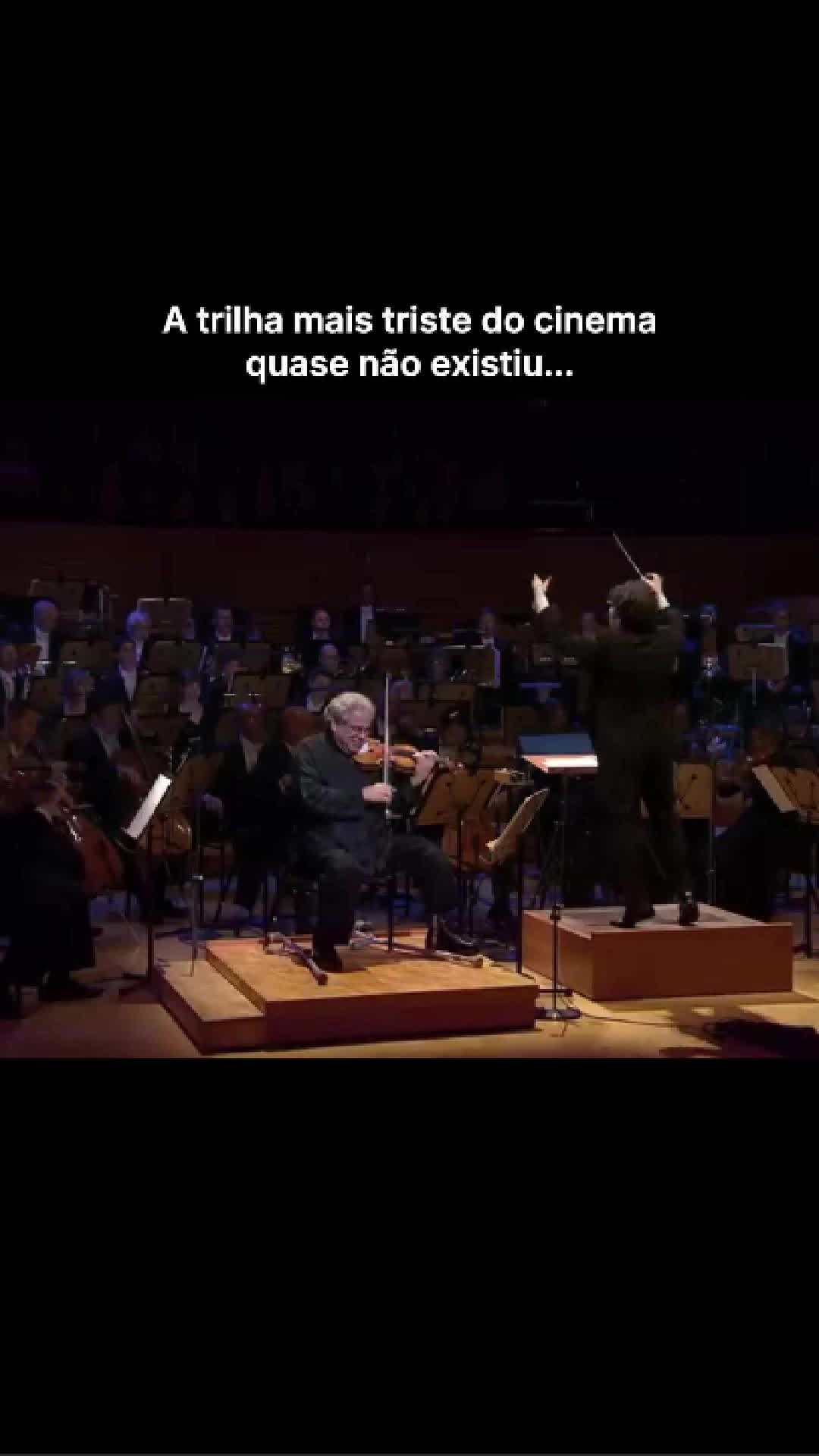 🎻🕯️ John Williams – Tema de Schindler's List (1993) Itzhak Perlman – violino solo 🎻 Perlman contraiu poliomielite aos 4 anos. Desde então caminha com muletas e toca o violino sentado em todos os palcos do mundo. Quando chegou ao estúdio para gravar Schindler's List, entrou como sempre: muletas, cadeira, violino. E quando Williams ouviu a primeira tomada, disse que não conseguia acreditar no quanto o som soava autêntico para a tradição judaica da Europa Central. Perlman perguntou de onde havia saído aquilo. Williams respondeu: 