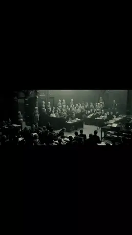 🎬 FILMES: NUREMBERG (2025) 👉 “Eu ainda estou acima de vocês.” Mesmo derrotado… mesmo julgado… Hermann Göring não entra no tribunal como réu… entra como se ainda comandasse tudo.   E é isso que assusta: o poder não acabou… só mudou de lugar. 👉 Você acha que ele realmente acreditava nisso… ou era só jogo psicológico? ##fyp##viral##explorar##reelsbrasil##filmes
