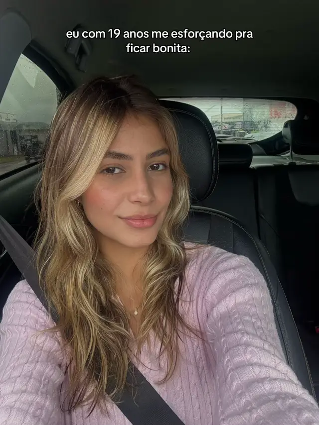 gente sério, acho que eu era mais bonita 😭😭😭😭 kkkkkkk vcs tbm tinham essa mania de ficar se arrumando em casa pra nada, só testando delineados????? 
