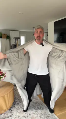 A wearable blanket that wears like a cape #TikTokShopCreatorPicks #tiktokshopstockup #TikTokShopSpringGlowUp #SuperBlanket #WearableBlanket  