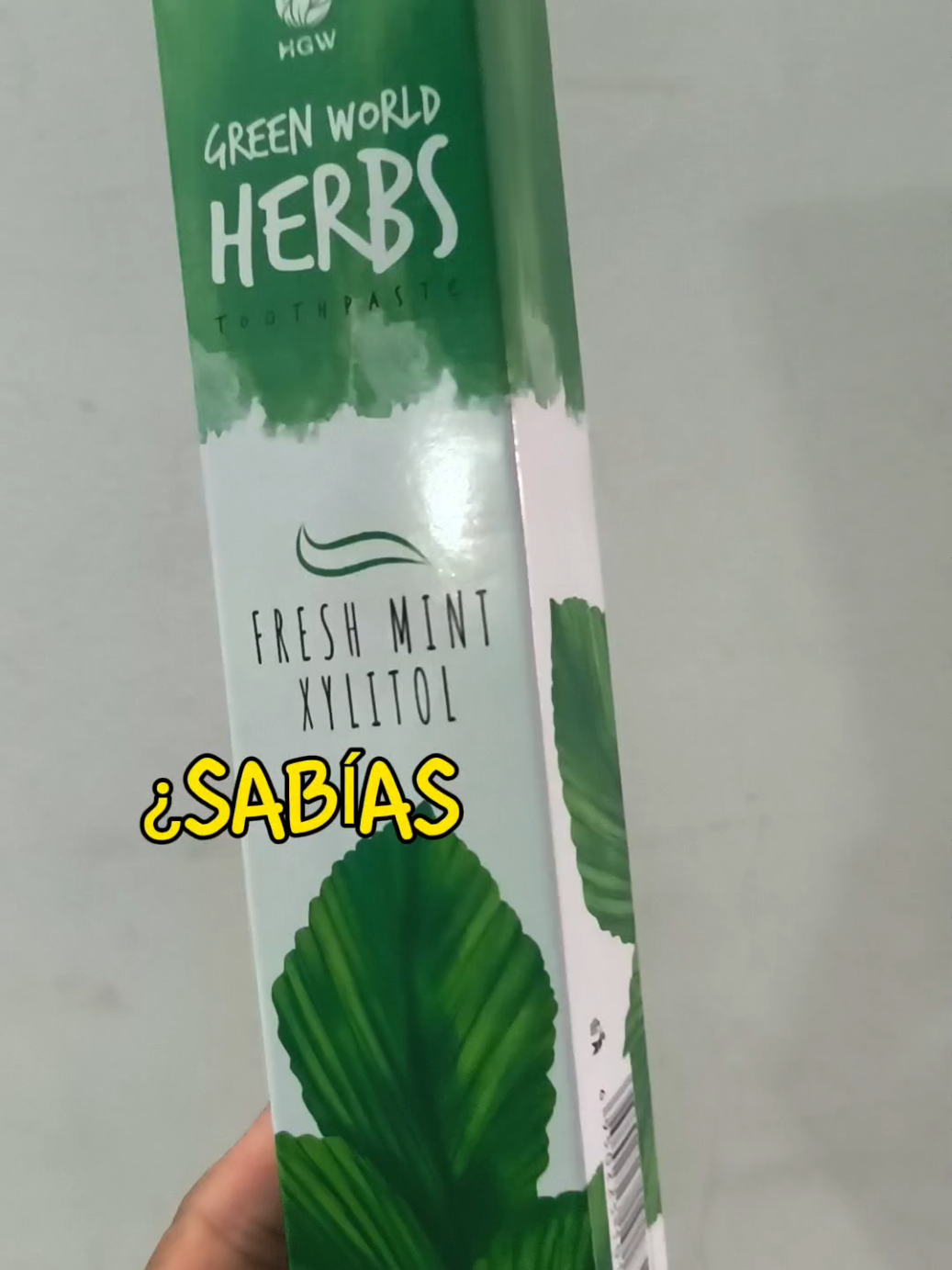 Pasta Dental Herbs de HGW 🌿 ¿Sabías que no todas las pastas dentales son iguales? La Pasta Dental Herbs de HGW no contiene flúor ni triclosán, está endulzada con xilitol y elaborada con madreselva y menta, ingredientes que ayudan a cuidar tu boca de forma más natural. Además, sus propiedades antisépticas y antiinflamatorias ayudan a proteger tus encías y mantener una mejor salud bucal. ✨ Beneficios: ✔ Limpia profundamente dientes y encías ✔ Ayuda a eliminar bacterias que causan mal aliento ✔ Mantiene el aliento fresco por más tiempo ✔ Contribuye a reducir la placa bacteriana ✔ Ayuda a cuidar y fortalecer el esmalte dental ✔ Protege las encías y ayuda a evitar inflamaciones ✔ Sensación de frescura duradera ✔ Ideal para el cuidado diario de toda la familia Cuida tu salud bucal de forma más natural. Pasta Dental Herbs de HGW, parte de un consumo inteligente. 😁🌿